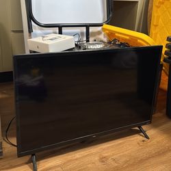 TCL ROKU TV 32”