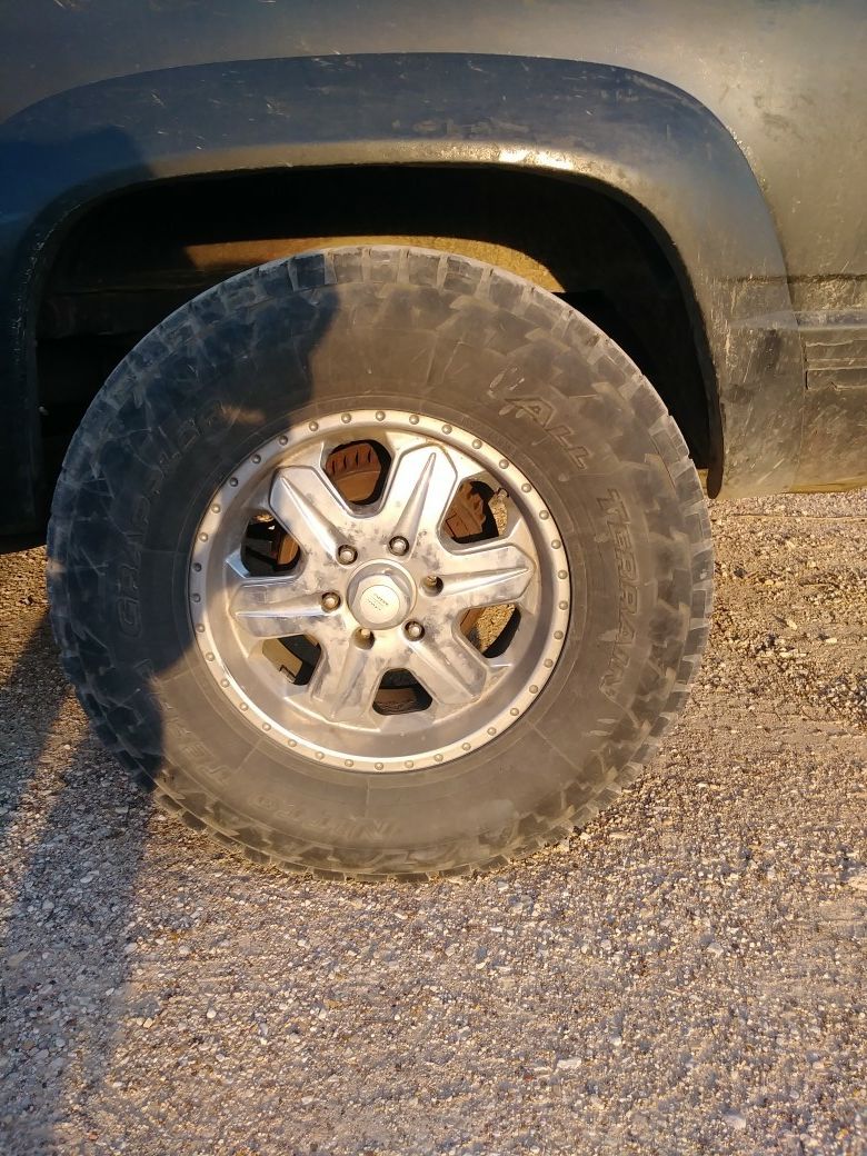 6 lug 18 inch Chevy wheels and tires