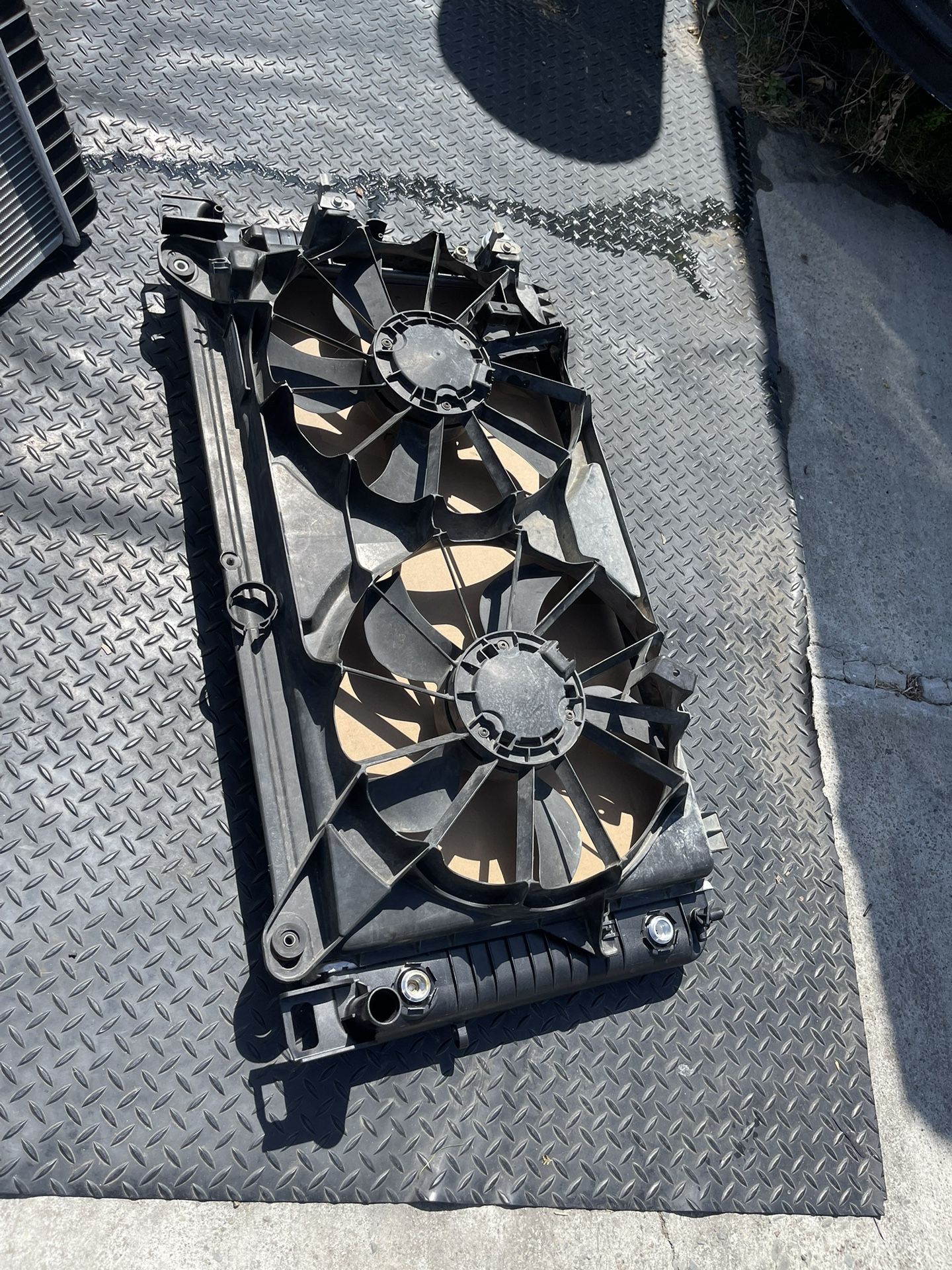 99-2011 Chevy Silverado GMC Sierra New Radiator And Electrical Fans