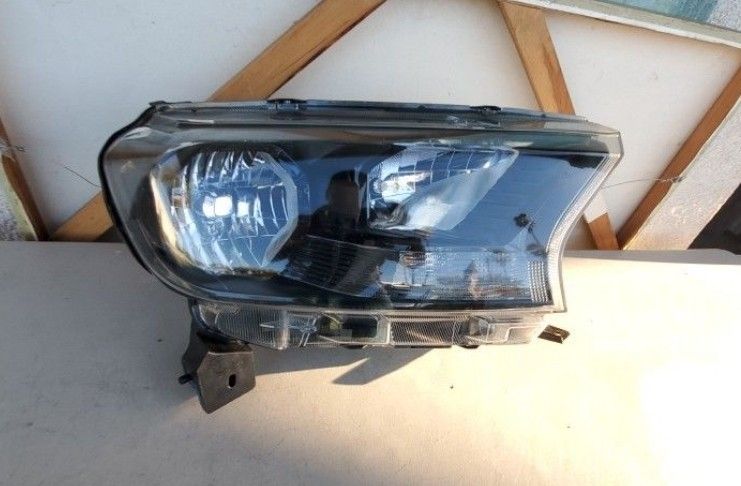 2019 -2023 FORD RANGER RIGHT
HEADLIGHT PASSENGER SIDE HALOGEN
GENUINE USED OEM. XX1