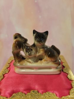 Double Cats on a Bench Ceramic/Porcelain Vintage Japan Single Salt Shaker 2.75" A7