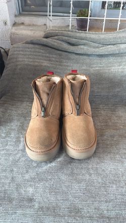 UGG  WOMEN  sip  size 8