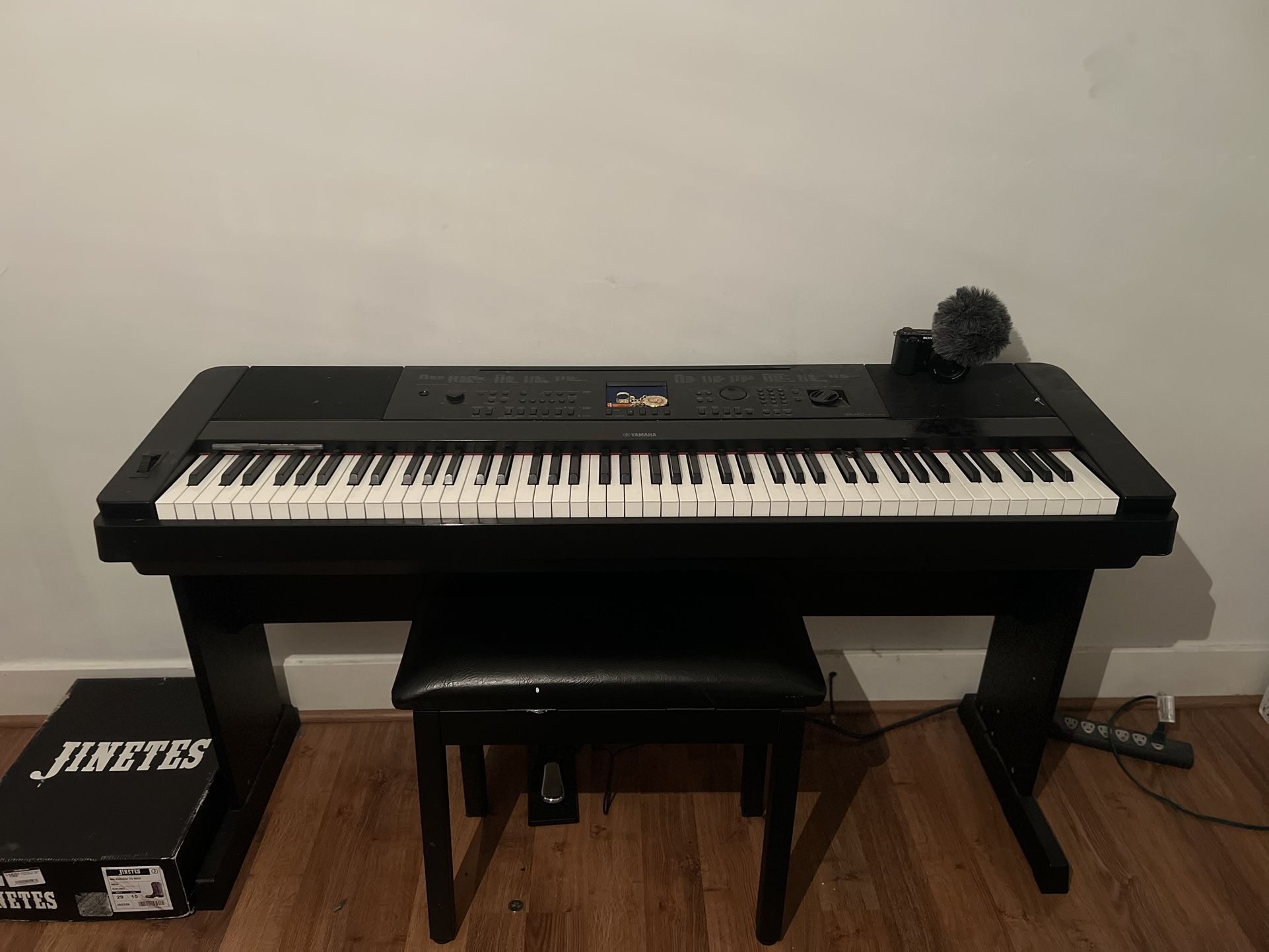 Yamaha DGX 660 Portable Grand Piano / keyboard 
