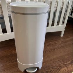 Munchkin Diaper pail