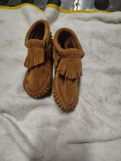 Minnetonka Infant / Toddler Riley Suede Fringe Moccasin Booties — Size 4