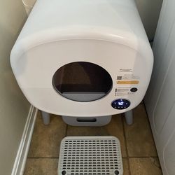 Self cleaning litter pan