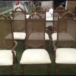 Dining Room Table. 6 Chairs, Table and Extended Leaf