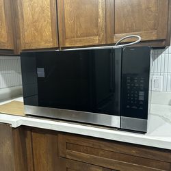 Stainless steel LG 1.6-cu ft Over-the-range microwave with sensor cooking