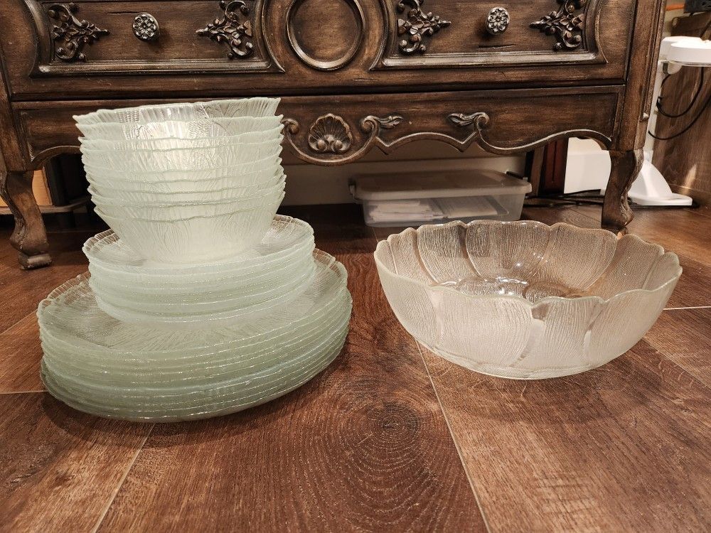 Arcoroc Canterbury Crocus Set Of 10 Floral Clear Glass Dinner Plates, 10 salad plates, 10 bowls & Large Bowl, total 31pcs