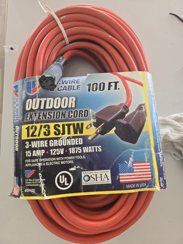 12 Gauge 100ft Outdoor Extension Cord