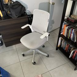 Ergonomic Mesh Office Chair – White Frame/Grey (Great Condition)
