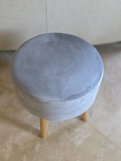 Cushioned Vanity Stool Foot Rest 17 In High LIKE NEW! Lt Grey