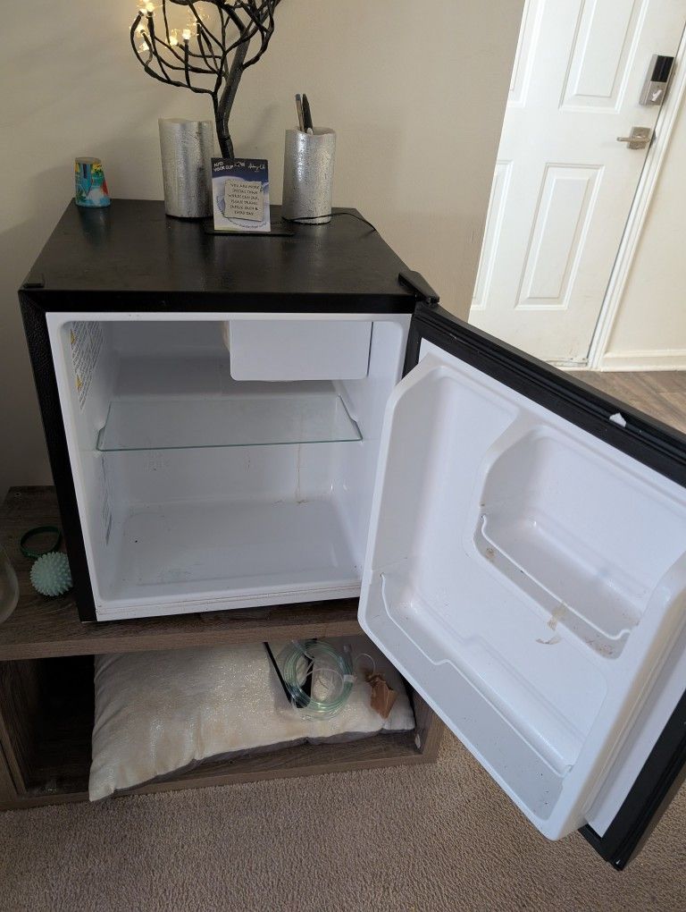 Hisene Mini Fridge (Black)