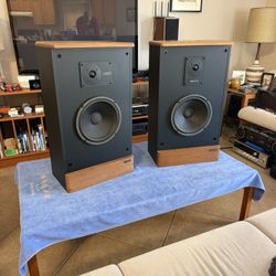 Advent Legacy Floor Standing Speakers - Excellent Condition!
