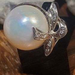 ABSOLUTELY GORGEOUS NATURAL DIAMOND AND PEARL SOLID PALLADIUM RING SIZE 5. VERY OLD BUT IN REALLY AWESOME CONDITION. VERY CLOSE TO "LIKE NEW" 