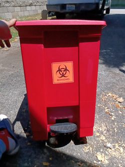 RUBBERMAID RED HAZARD WASTE BIN