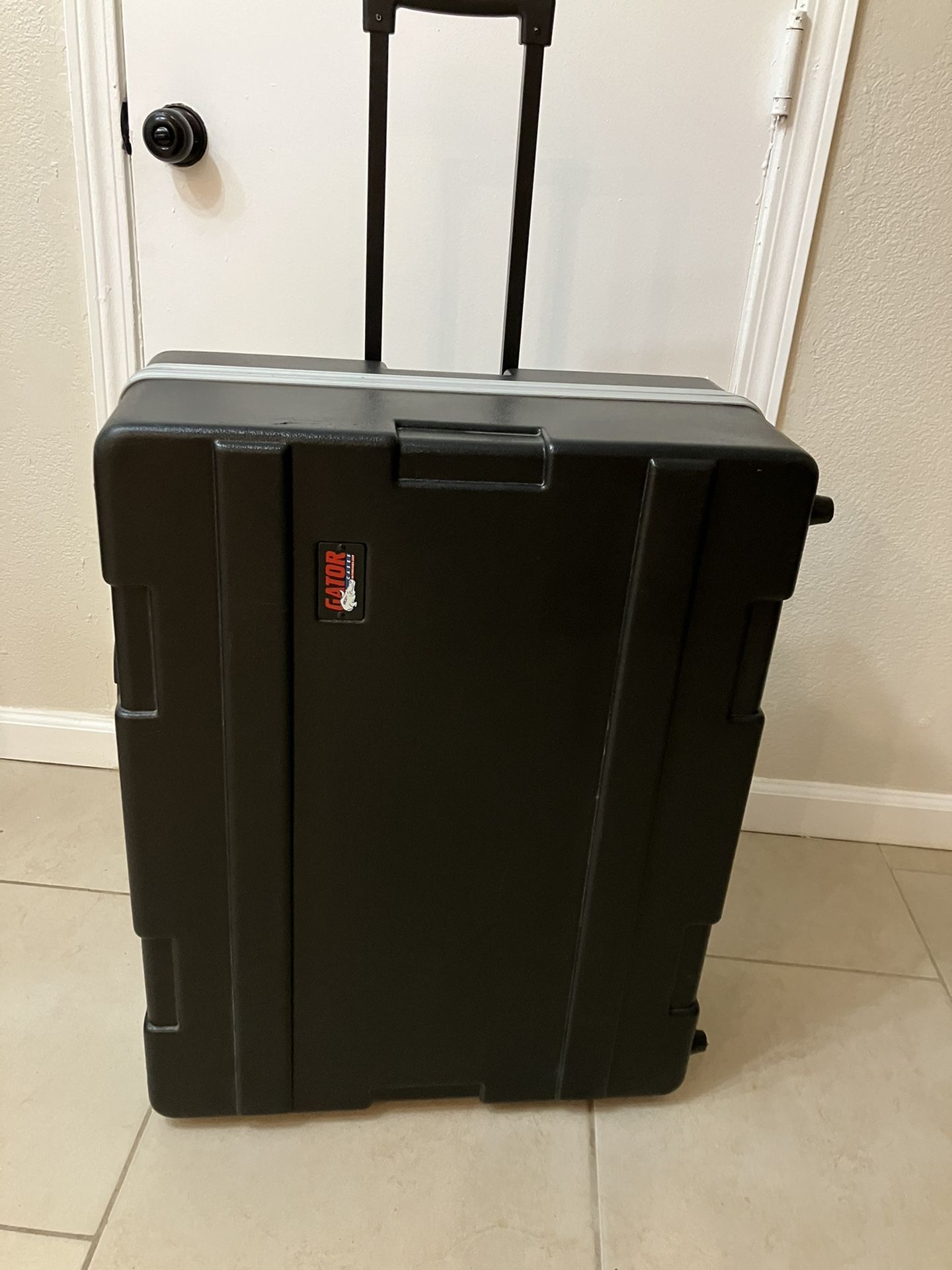 Gator Travel Mixer Hard Case With Casters