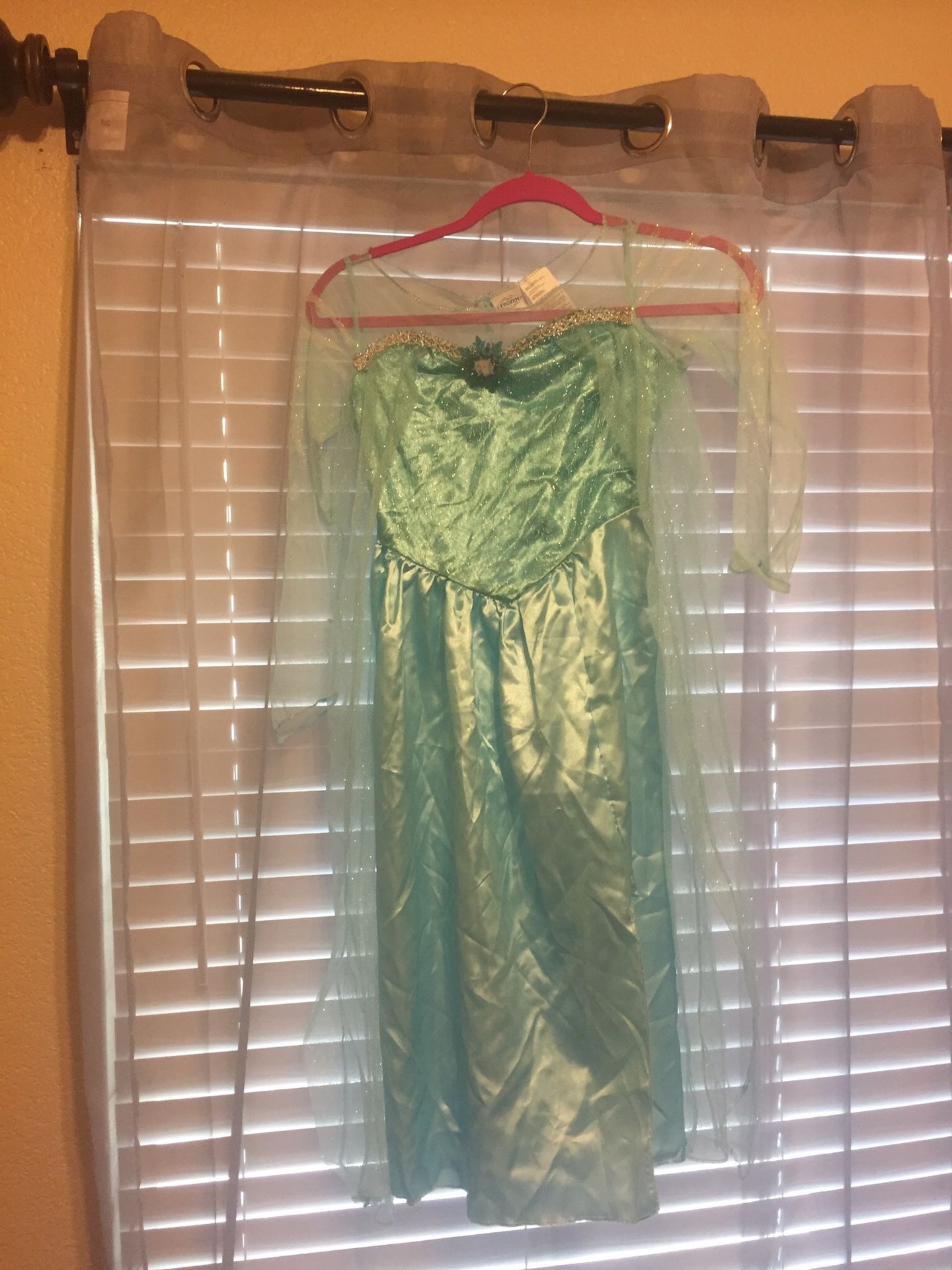 Elsa costume size 7-8