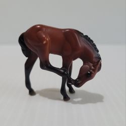 Vintage 1999 Breyer Stablemate Horse #5980 Scratching Foal Mini 1.5" Tall.