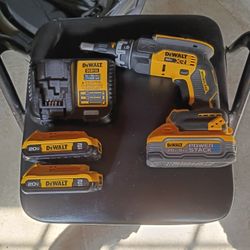 DeWalt Cordless 20v Power Drill W/ 3 Batteries, And Charger