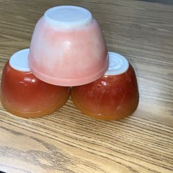 Vintage Pyrex 1.5 quart Bowls 2 flameglo 1 Pink