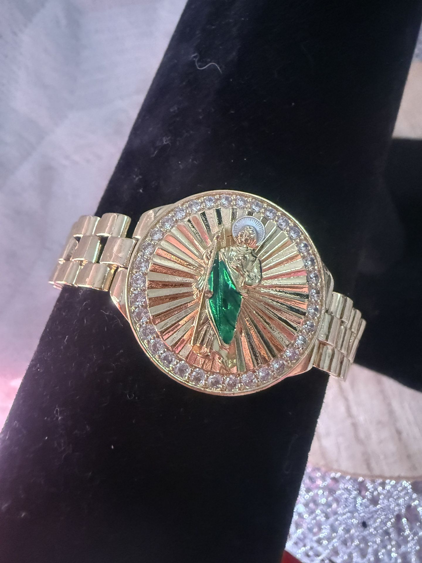 Gold plated with four layers of 14k gold, suitable for daily use, can get wet, very good quality, does not harm the skin,