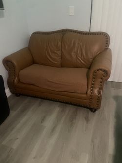 2 Sitter Leather Couche