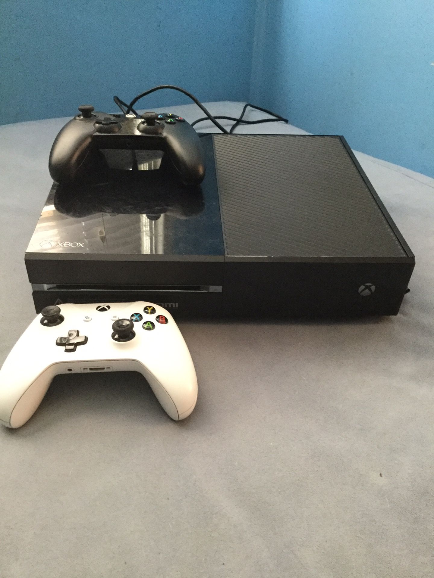 XBOX One with 2 Controllers