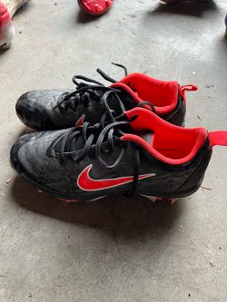 Youth football cleats