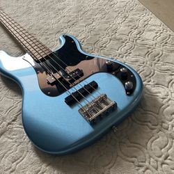 2017 Squier Vintage Modified Pj Bass Lake Placid Blue. 