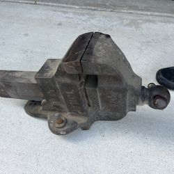 Athol 614-1/2 Bench Vise