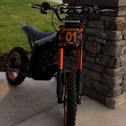 Clean Tuttio never been dropped or scratched it’s been sitting and I don’t use it anymore  it has dongle goes about 44-45 and it has a barlight and co