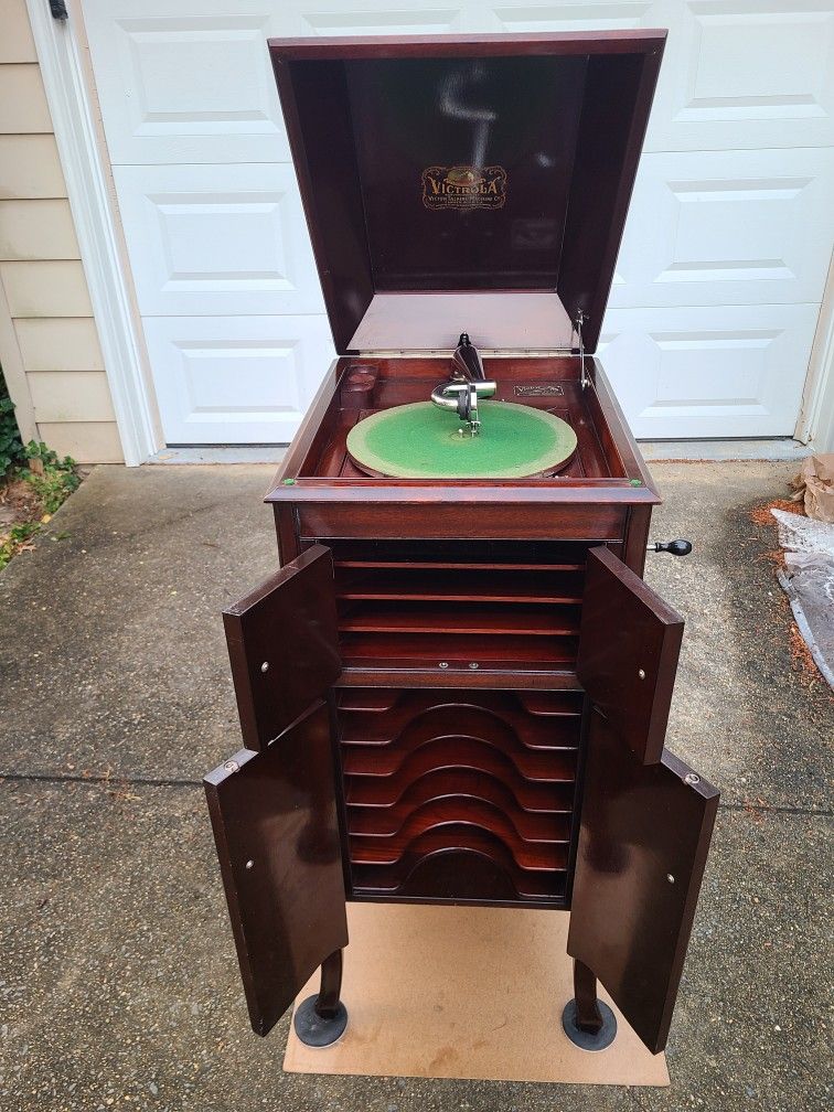 1915 Antique Upright Victrola Phonograph Record Player