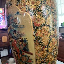 Japanese Satsuma ware vase From The Meiji Period (1868 A 1912)
