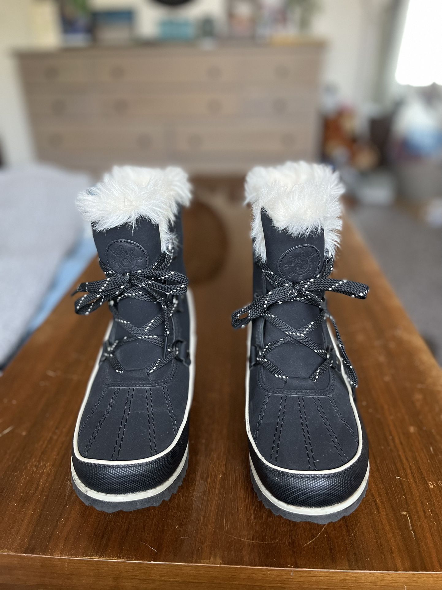 Womens Size 7.5 Snow Boots