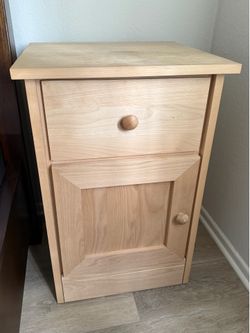2 Pine side end tables / nightstands