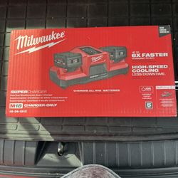 Milwaukee M18 18V Dual Bay Simultaneous Super Charger
