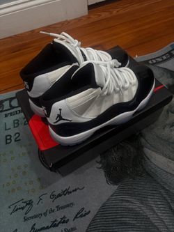 Air Jordan 11 Retro Concord Sneakers size 8.5 mens