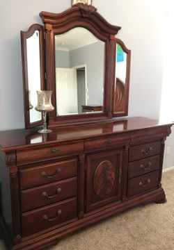 Ornate queen bedroom 5 piece set