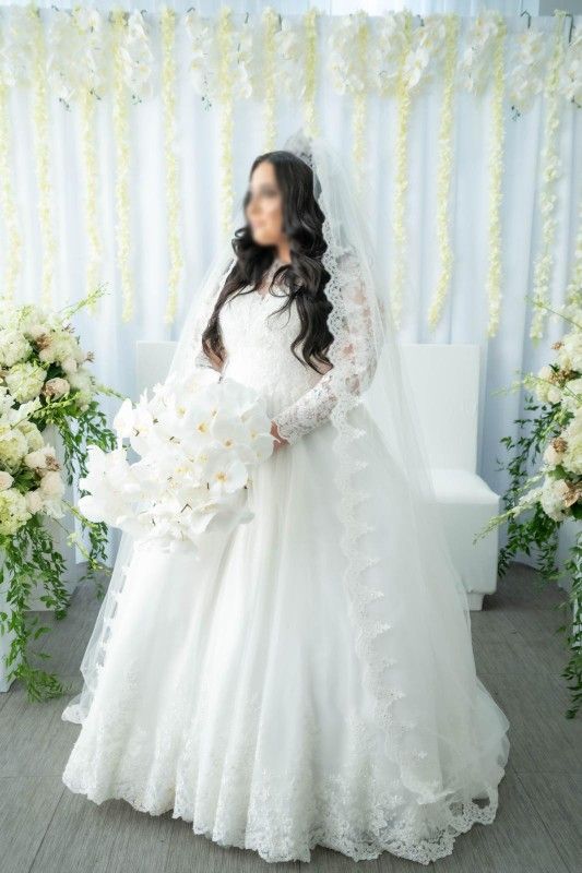 Wedding Dress for Sale – Elegant Size 16 Gown with Veil and Underskirt