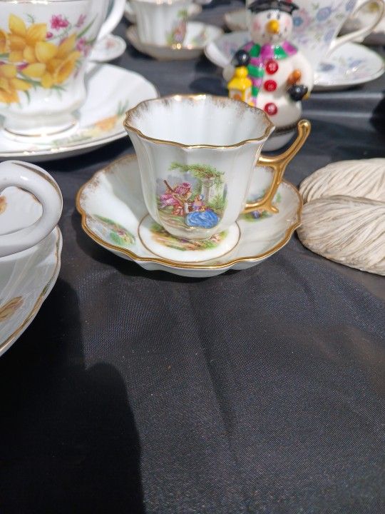 Set of 4 Vintage Limoge's French Espresso Cups & Saucers – Gold Gilt, Courting Scene Design