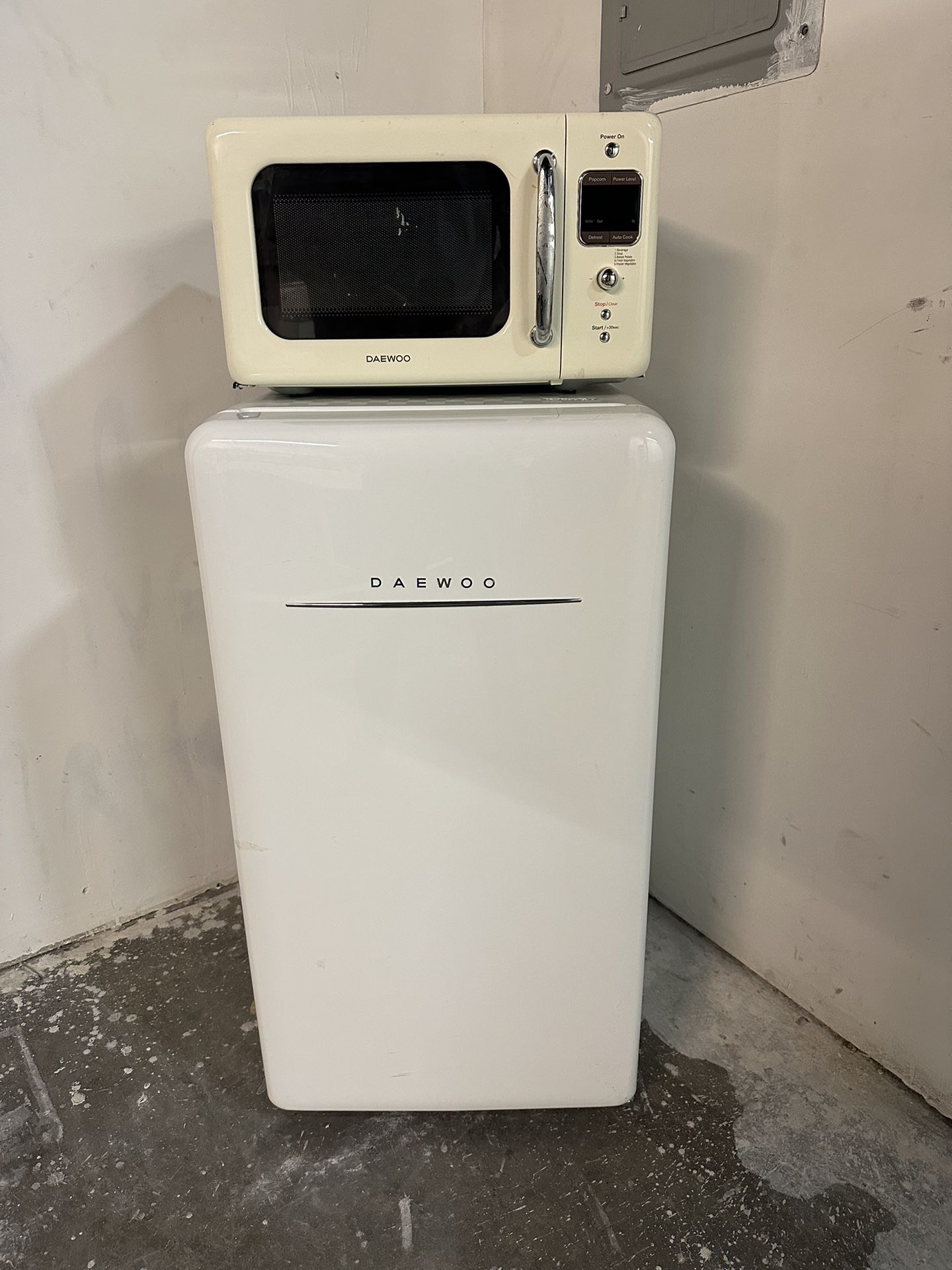 Daewoo Microwave Mini Fridge Combo 