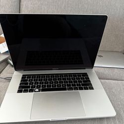 MacBook Pro 15” 2017 3.1ghz i7 16gb Ram SSD