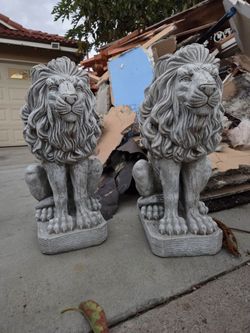 Pair of Decorative Lion Statues – Garden & Entryway Decor