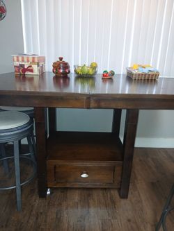 Pub/kitchen table 4 stools