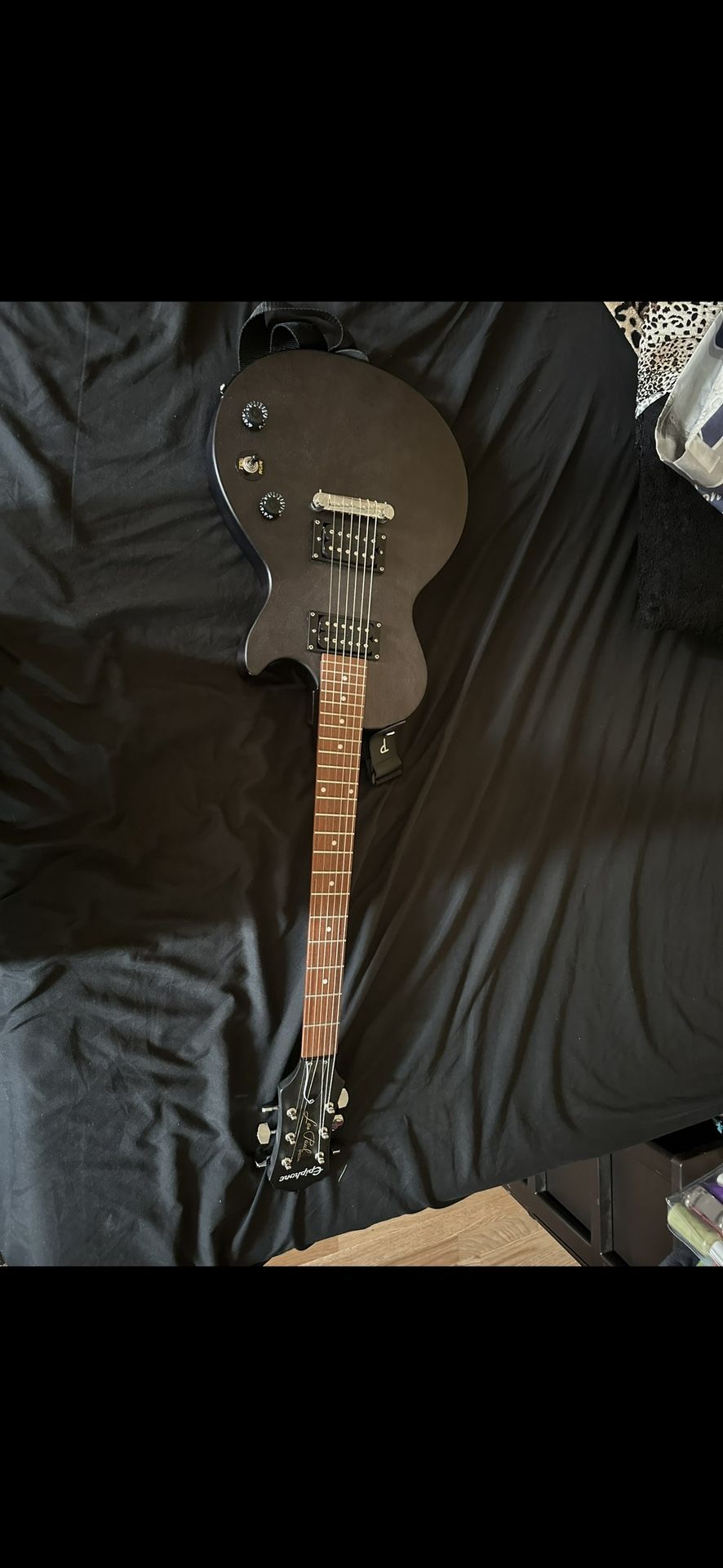 Epiphone les paul edition electric guitar with amp and cable