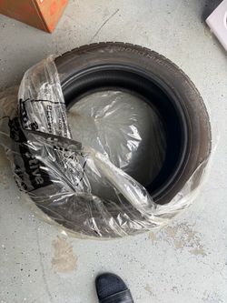 Single Road Hugger Tire – 235/45 R18 98V - Tesla model 3