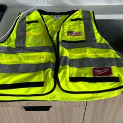 MILWAUKEE HI-VIZ VEST SIZE S-M