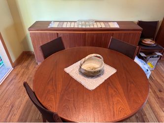Mid Century Danish Extending Dinning Table w / 4 Chairs