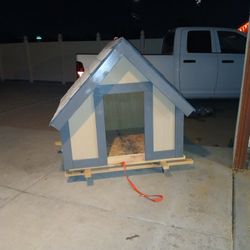 Brand new dog house large